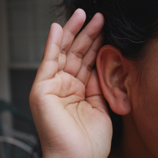 Яснослышание vs Слуховая депривация. Как нарушение слуха влияет на восприятие и обработку звуков мозгом
